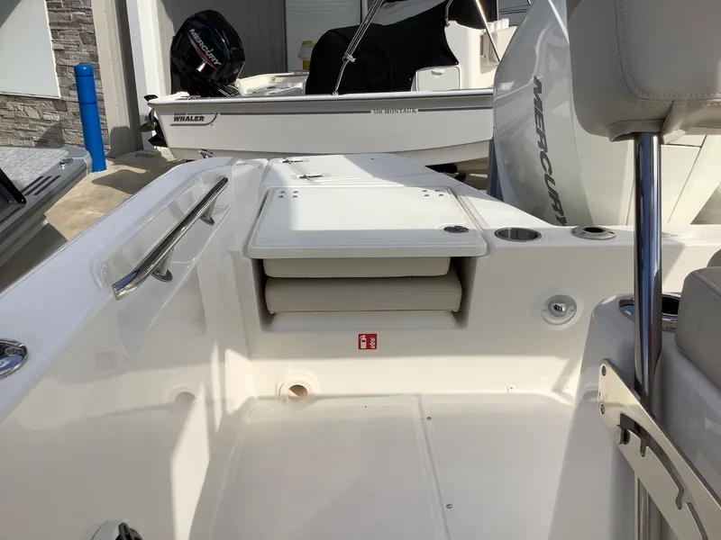 Slide: The Image of Boston Whaler 220 Dauntless 2026 - 9