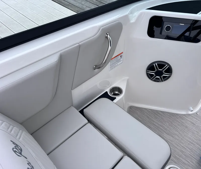 Slide: The Image of Sea Ray SDX 250 Outboard 2026 - 19
