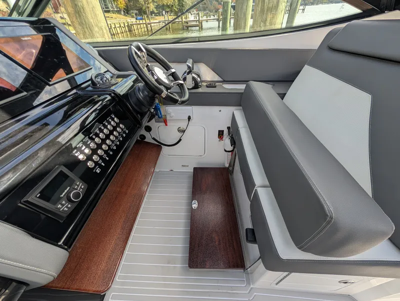 Slide: The Image of Cruisers 38 GLS 2021 - 29