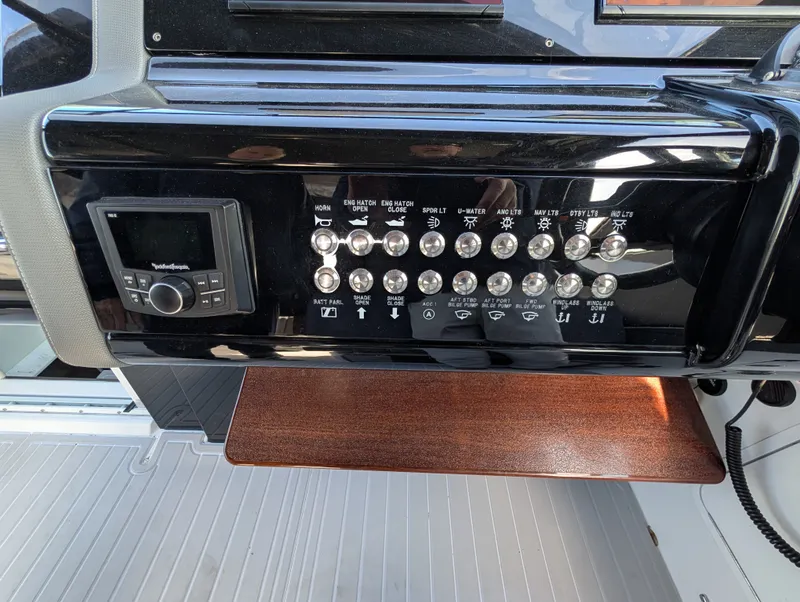 Slide: The Image of Cruisers Yachts 38 GLS 2021 - 19