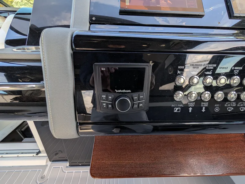 Slide: The Image of Cruisers Yachts 38 GLS 2021 - 20