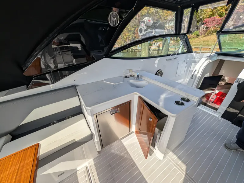 Slide: The Image of Cruisers Yachts 38 GLS 2021 - 30