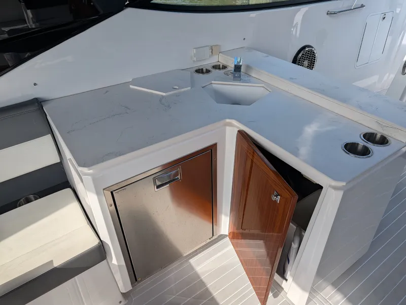 Slide: The Image of Cruisers Yachts 38 GLS 2021 - 31