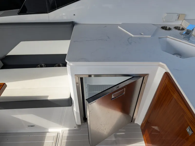 Slide: The Image of Cruisers Yachts 38 GLS 2021 - 32