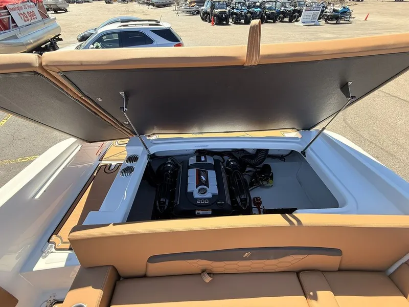 Slide: The Image of Four Winns HD2 2026 - 10