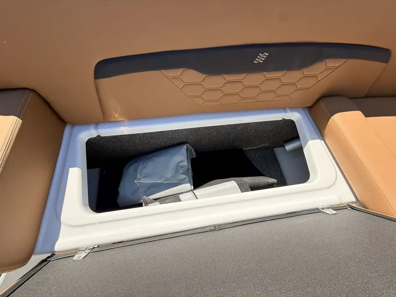 Slide: The Image of Four Winns HD2 2026 - 12