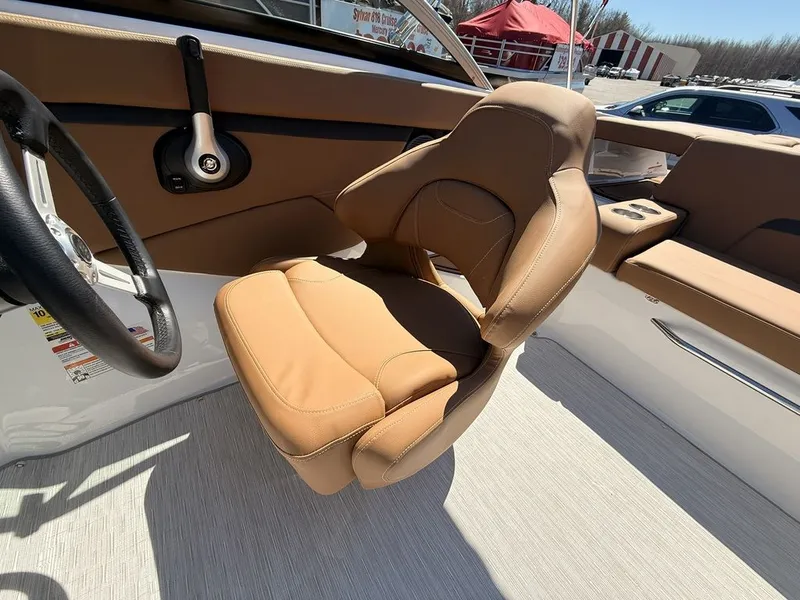 Slide: The Image of Four Winns HD2 2026 - 13