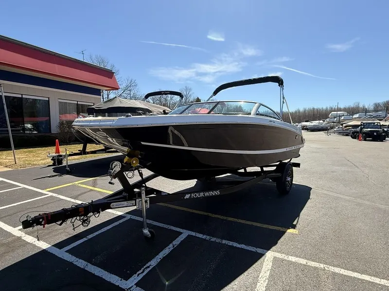 Slide: The Image of Four Winns HD2 2026 - 2