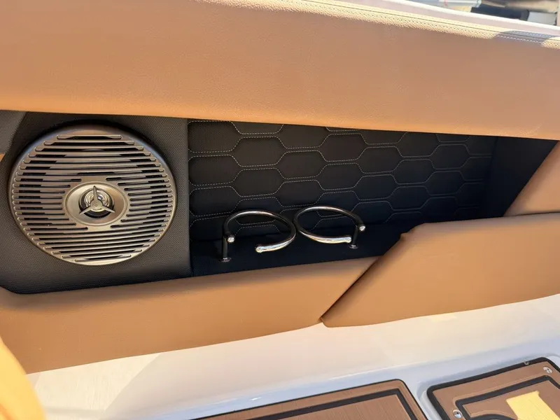 Slide: The Image of Four Winns HD2 2026 - 24