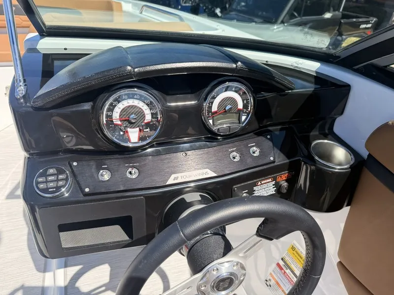 Slide: The Image of Four Winns HD2 2026 - 25