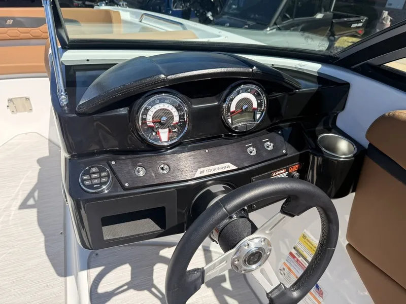 Slide: The Image of Four Winns HD2 2026 - 26