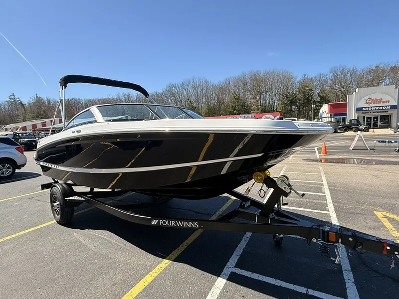 Slide: The Image of Four Winns HD2 2026 - 3