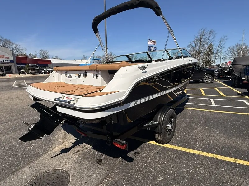 Slide: The Image of Four Winns HD2 2026 - 4