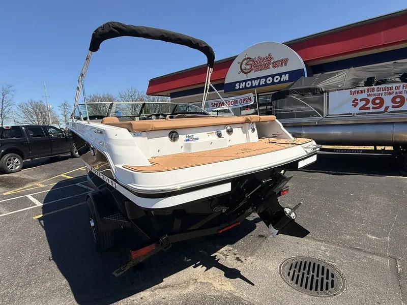 Slide: The Image of Four Winns HD2 2026 - 5