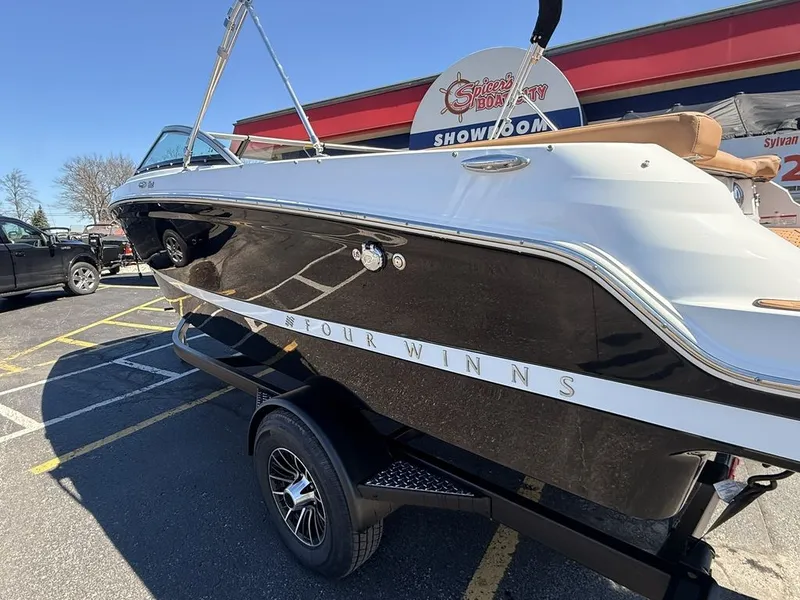 Slide: The Image of Four Winns HD2 2026 - 6