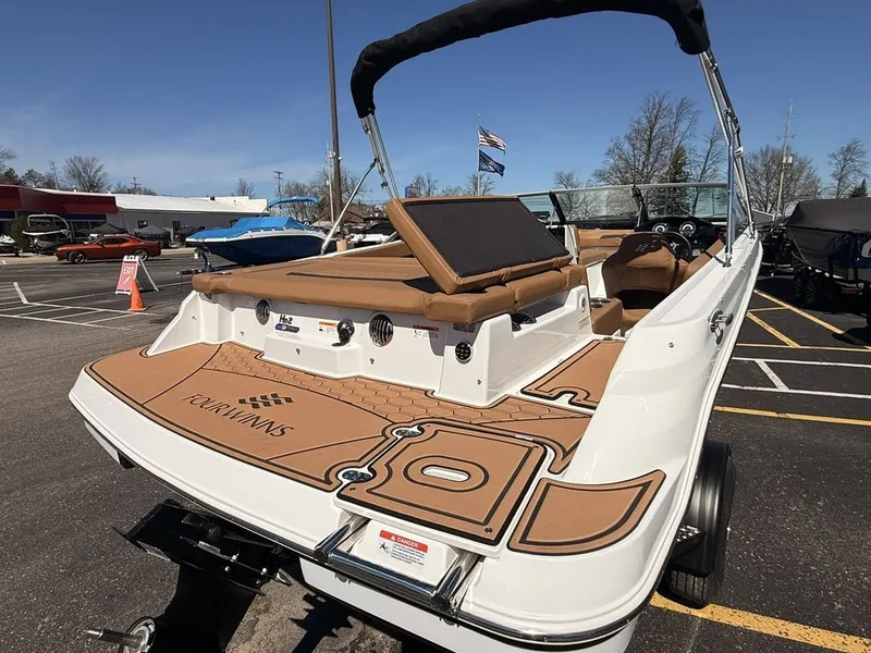 Slide: The Image of Four Winns HD2 2026 - 8