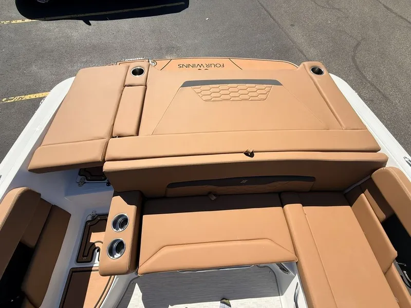 Slide: The Image of Four Winns HD2 2026 - 9