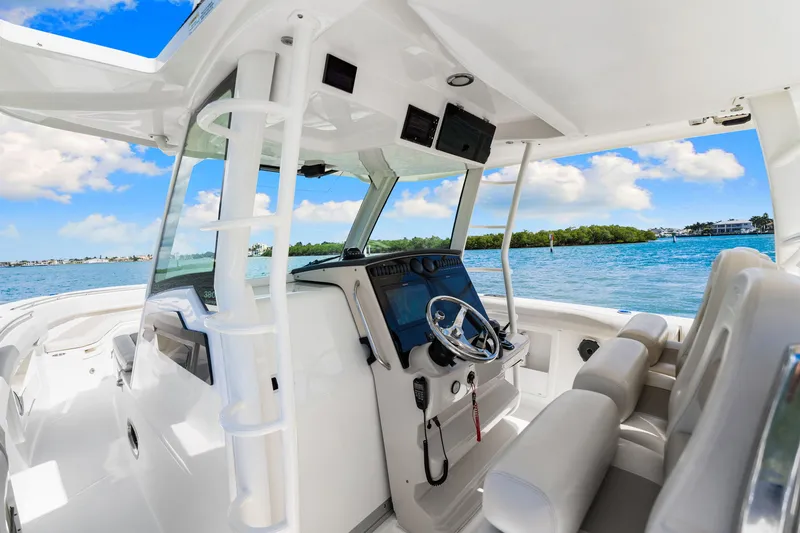 Slide: The Image of Boston Whaler 380 OUTRAGE 2020 - 10