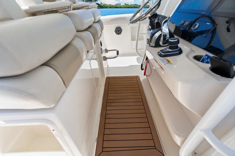 Slide: The Image of Boston Whaler 380 OUTRAGE 2020 - 13