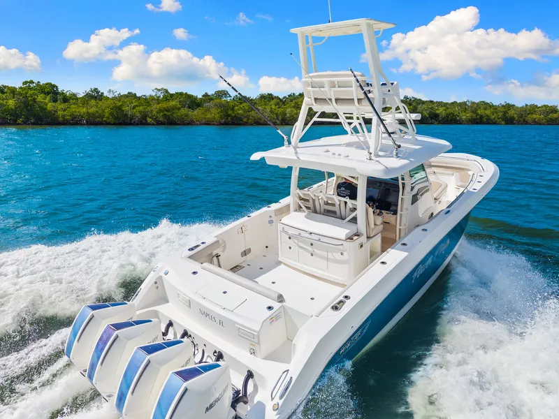 Slide: The Image of Boston Whaler 380 OUTRAGE 2020 - 14