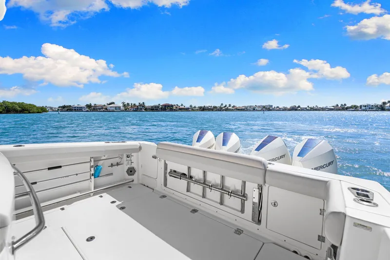 Slide: The Image of Boston Whaler 380 OUTRAGE 2020 - 23