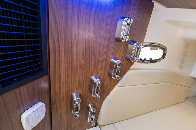 Slide: The Image of Boston Whaler 380 OUTRAGE 2020 - 32