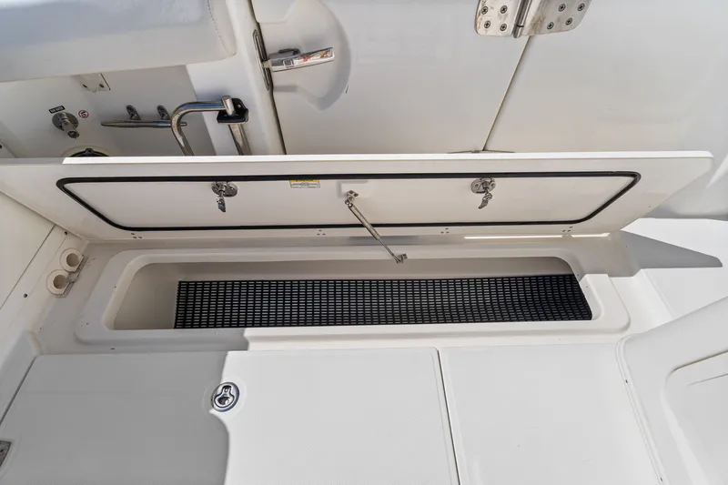 Slide: The Image of Boston Whaler 380 OUTRAGE 2020 - 40