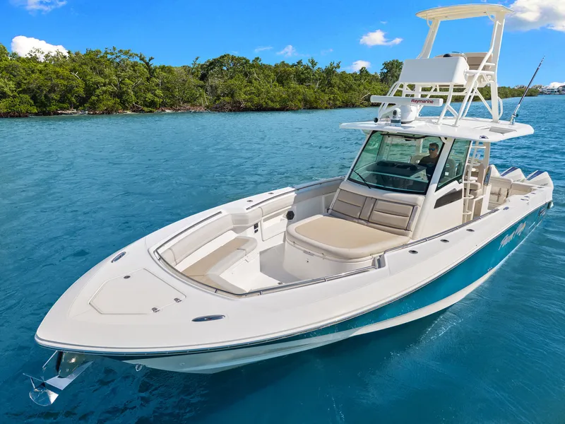 Slide: The Image of Boston Whaler 380 OUTRAGE 2020 - 7