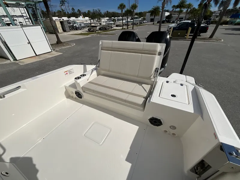 Slide: The Image of Boston Whaler 280 Dauntless 2026 - 8