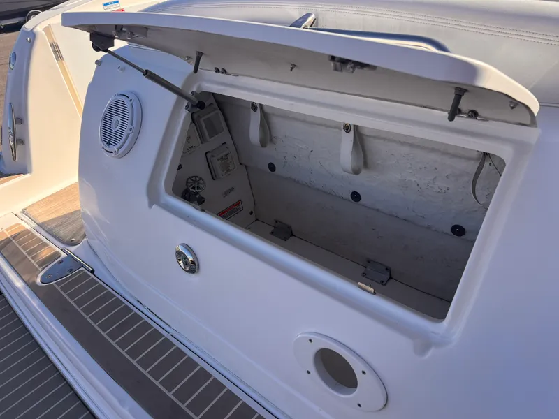 Slide: The Image of Sea Ray 320 Sundancer 2006 - 8