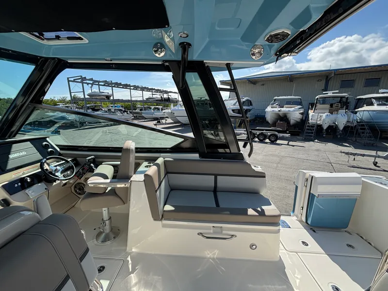 Slide: The Image of Boston Whaler 330 Vantage 2026 - 10