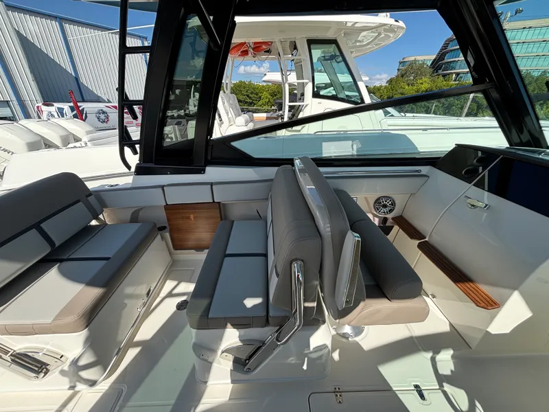 Slide: The Image of Boston Whaler 330 Vantage 2026 - 12