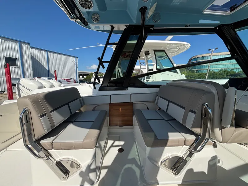 Slide: The Image of Boston Whaler 330 Vantage 2026 - 13