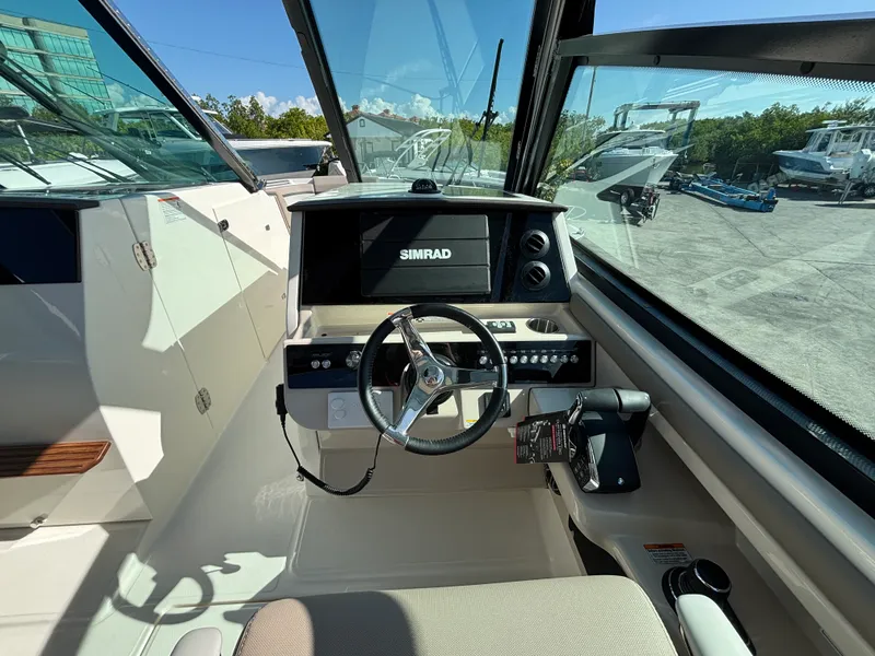Slide: The Image of Boston Whaler 330 Vantage 2026 - 14