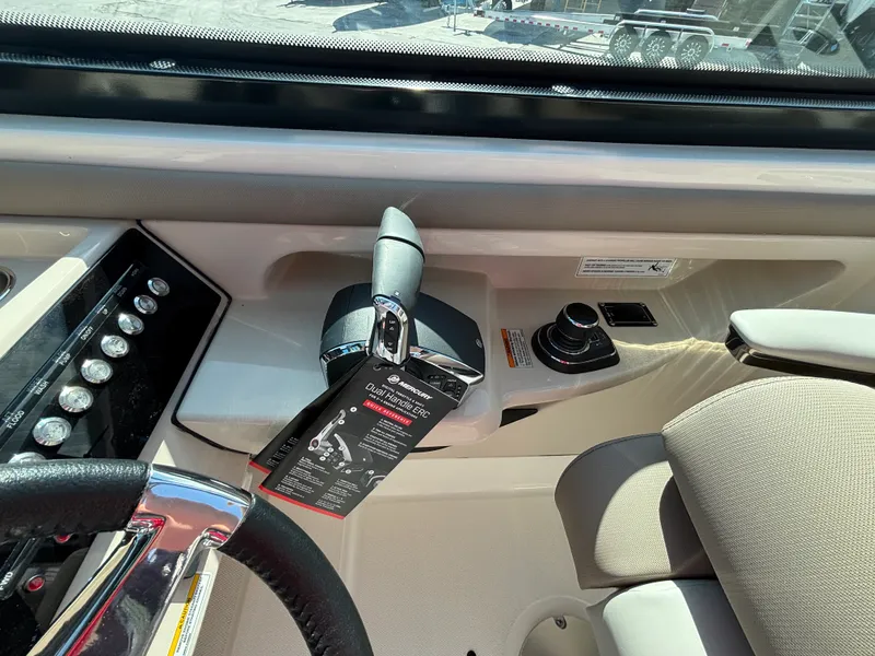 Slide: The Image of Boston Whaler 330 Vantage 2026 - 15