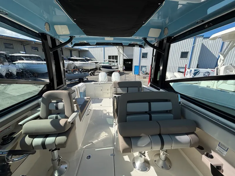Slide: The Image of Boston Whaler 330 Vantage 2026 - 16
