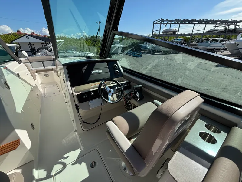 Slide: The Image of Boston Whaler 330 Vantage 2026 - 17