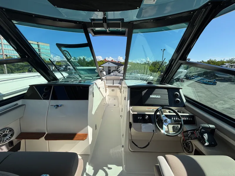 Slide: The Image of Boston Whaler 330 Vantage 2026 - 18
