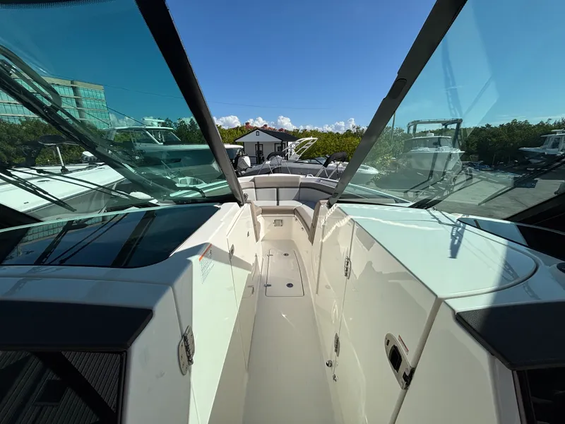 Slide: The Image of Boston Whaler 330 Vantage 2026 - 19