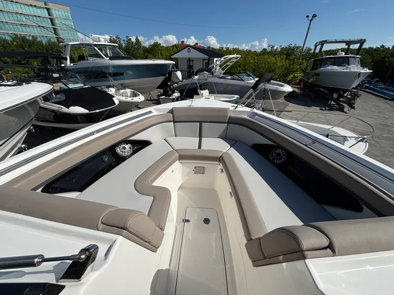 Slide: The Image of Boston Whaler 330 Vantage 2026 - 20
