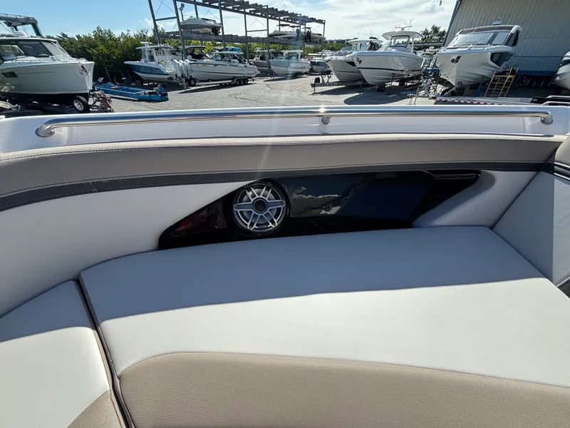 Slide: The Image of Boston Whaler 330 Vantage 2026 - 21