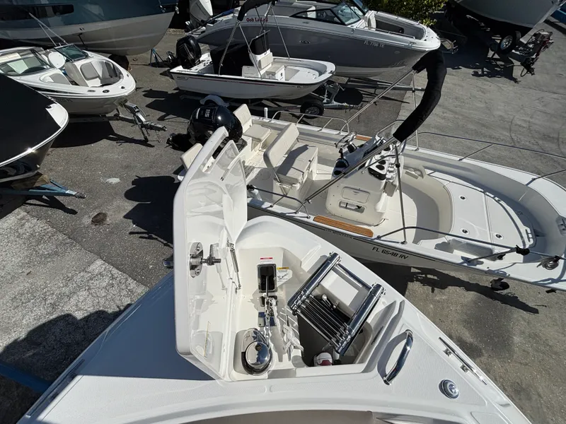 Slide: The Image of Boston Whaler 330 Vantage 2026 - 23