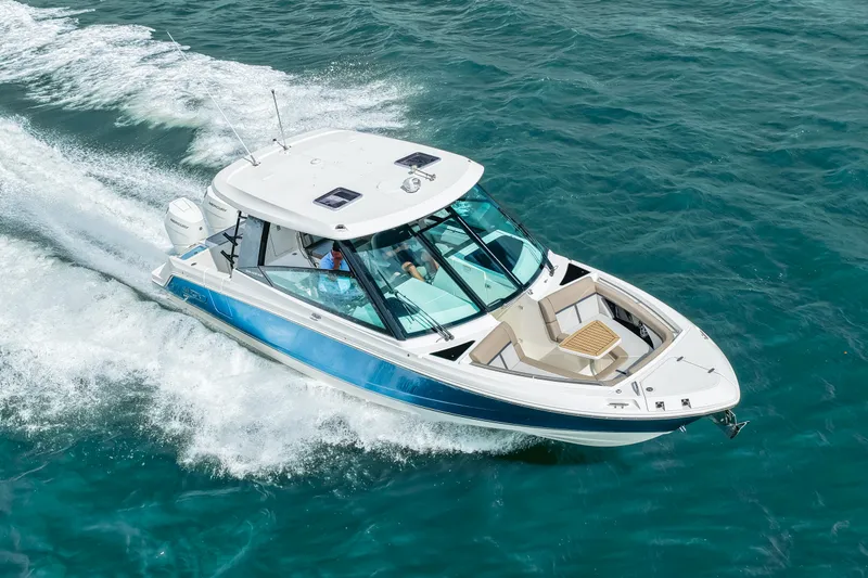 Slide: The Image of Boston Whaler 330 Vantage 2026 - 29