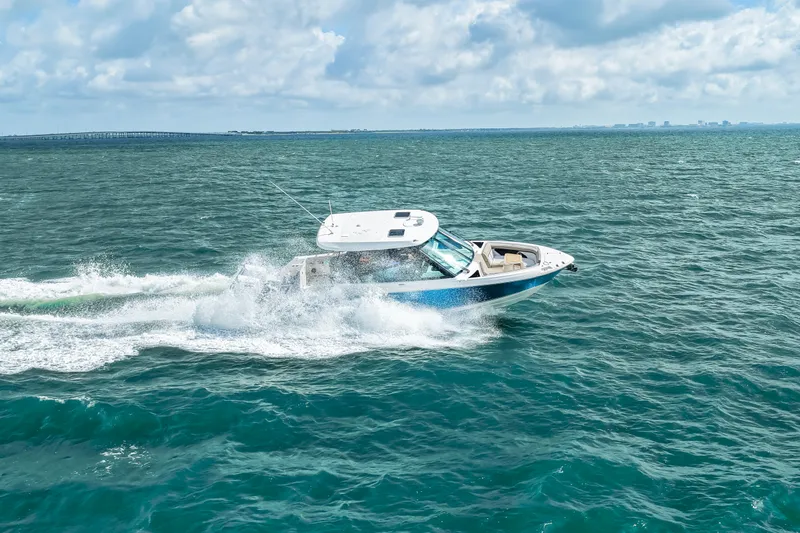 Slide: The Image of Boston Whaler 330 Vantage 2026 - 32