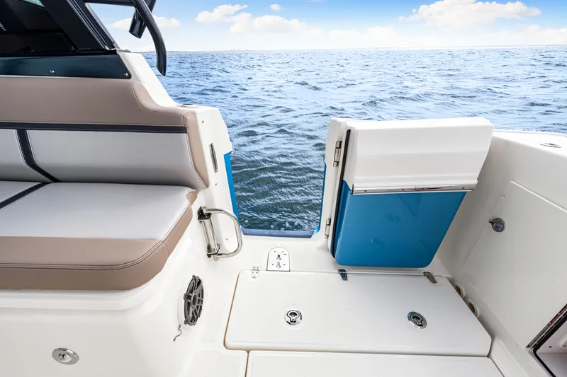 Slide: The Image of Boston Whaler 330 Vantage 2026 - 38
