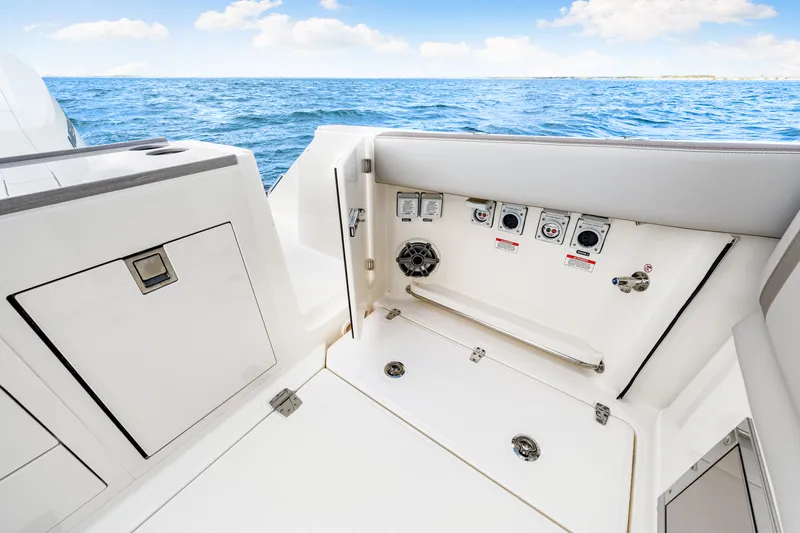 Slide: The Image of Boston Whaler 330 Vantage 2026 - 39