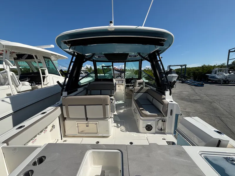 Slide: The Image of Boston Whaler 330 Vantage 2026 - 4