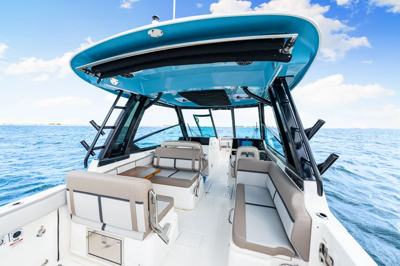 Slide: The Image of Boston Whaler 330 Vantage 2026 - 40
