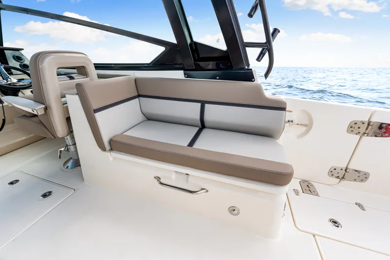 Slide: The Image of Boston Whaler 330 Vantage 2026 - 41
