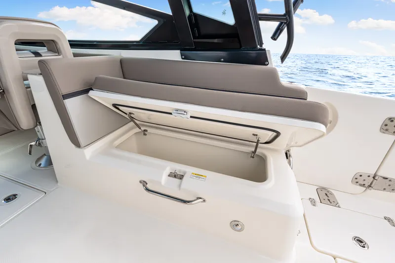Slide: The Image of Boston Whaler 330 Vantage 2026 - 42